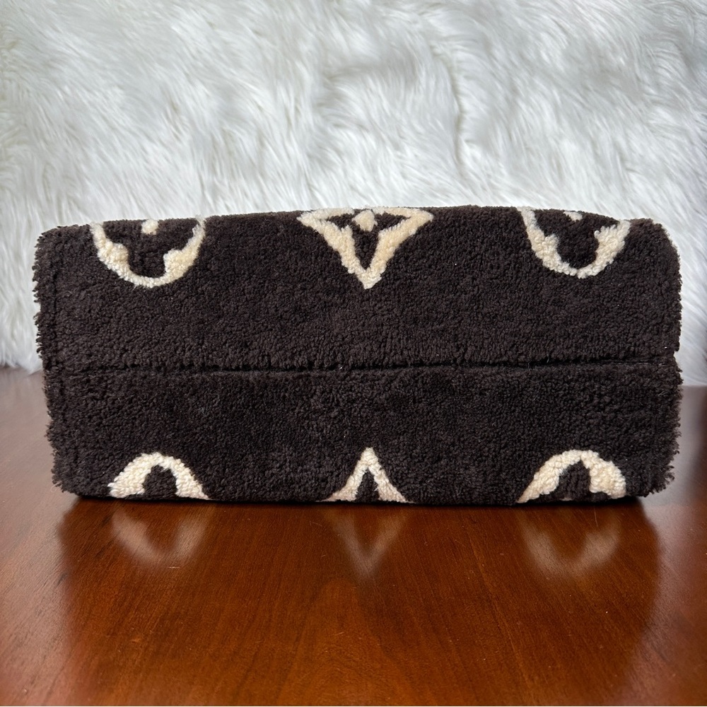 Louis Vuitton Fleece Teddy OnTheGo GM Tote - Picture 5 of 16